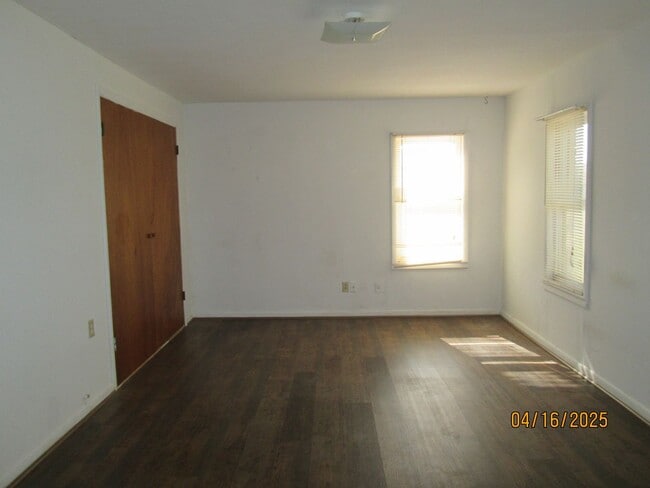 Building Photo - HOUSE -- 3 bedrooms, 2 bathrooms