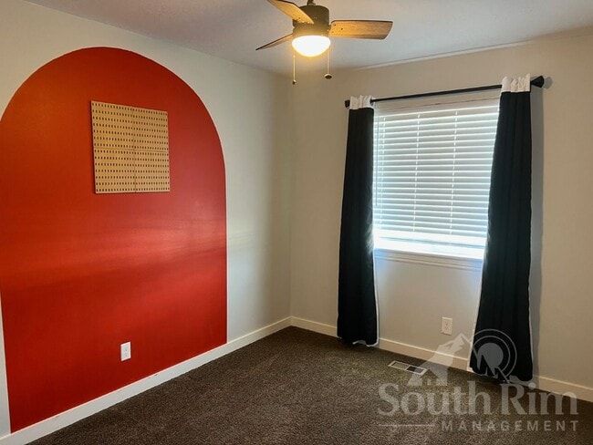 Building Photo - 916 Greenridge Ave