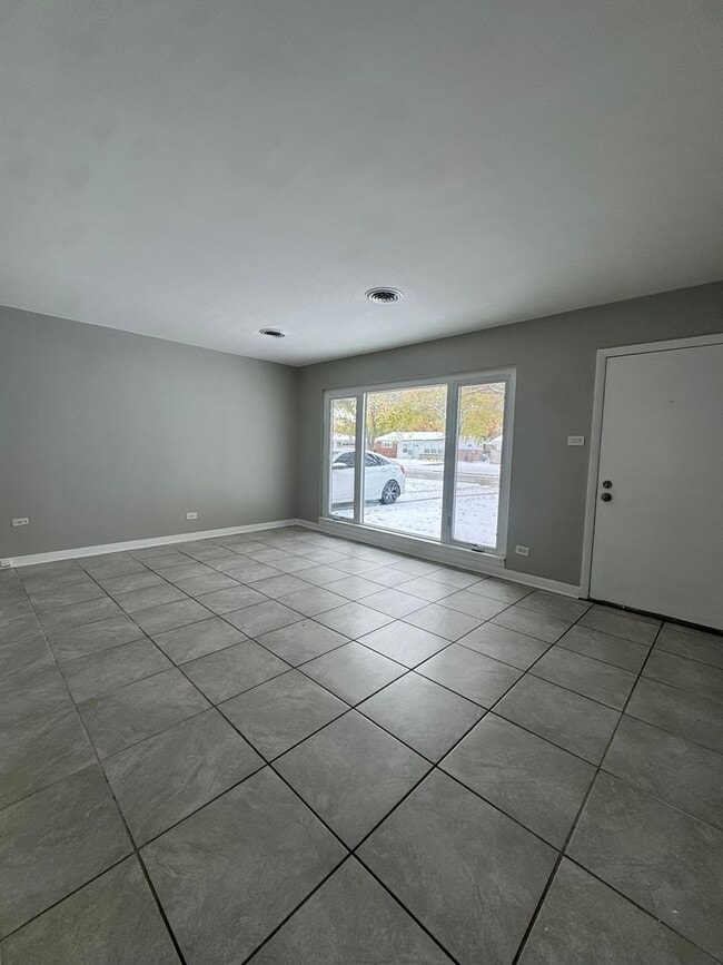 Building Photo - Don’t miss out on this charming three-bedr...