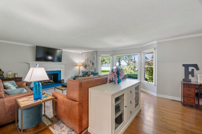 Building Photo - 4241 Rivercliff Crescent W