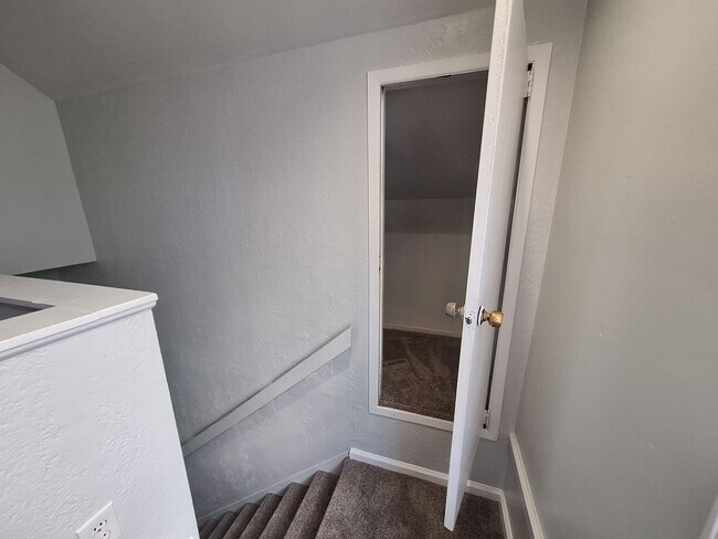 Building Photo - Charming 3 bedroom brick bungalow