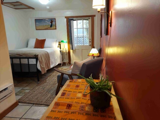 Building Photo - 8 Woodford St