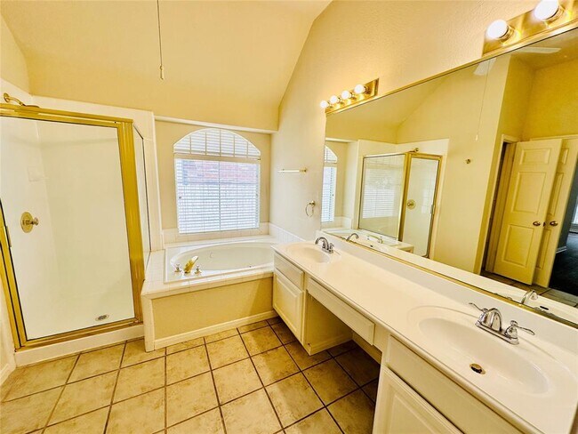 Building Photo - 6514 Clairmont Dr