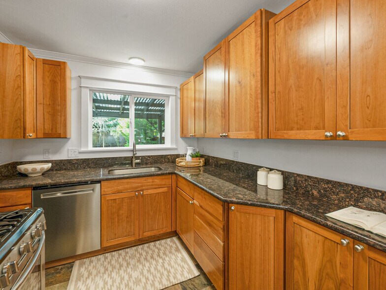 Building Photo - 2638 SW Custer St