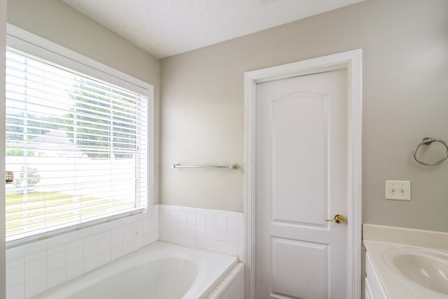 Building Photo - 1303 Vine Cir