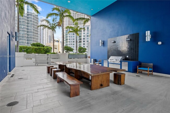 Building Photo - 1300 Brickell Bay Dr