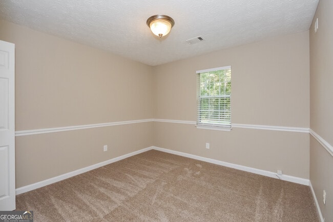 Building Photo - 330 E Country Woods Dr