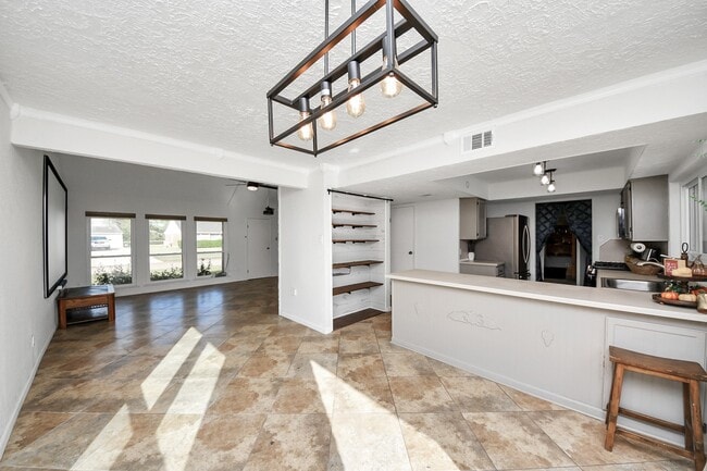 Building Photo - 601 E Castle Harbour Dr