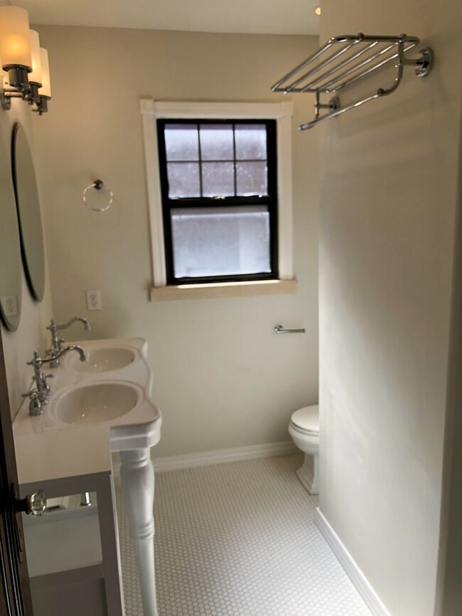 Building Photo - Beautifully renovated single-level home in...