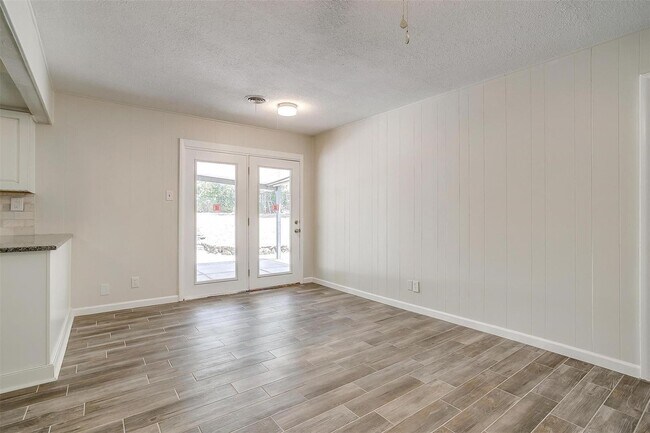 Building Photo - Amazing Home in Western Hills- 3 bed, 1.5 ...