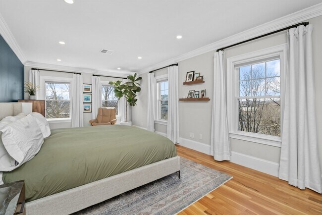 Building Photo - 322 Bunker Hill St