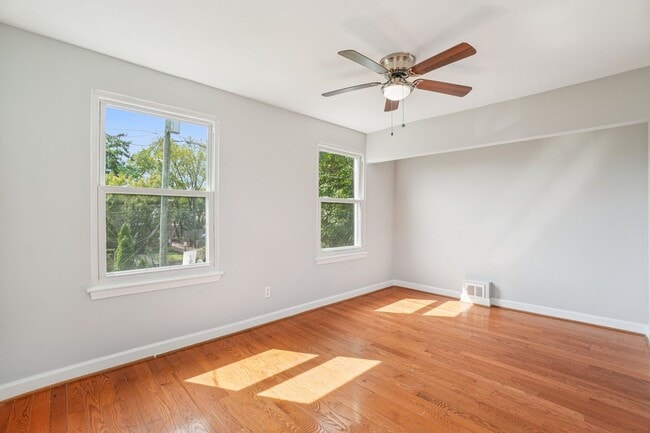 Building Photo - Semi Detached Home in Riggs Park!