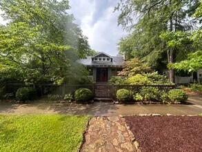 Building Photo - 2827 Wilmot Ave