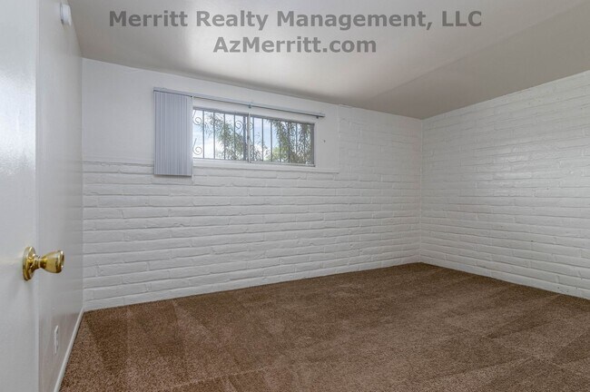 Building Photo - 4 Bedroom, 2 bath, air conditioned, fenced...