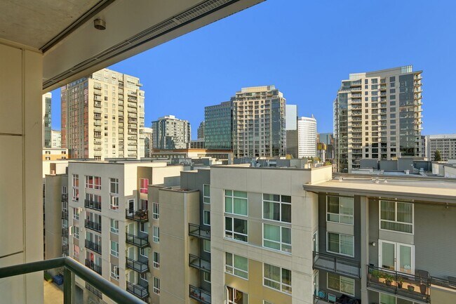 Building Photo - 0bd/1ba Bellevue Condo