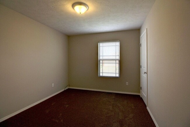 Building Photo - 3 Bedroom 2 Bathroom Home