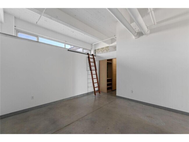 Building Photo - 700 N Washington Ave