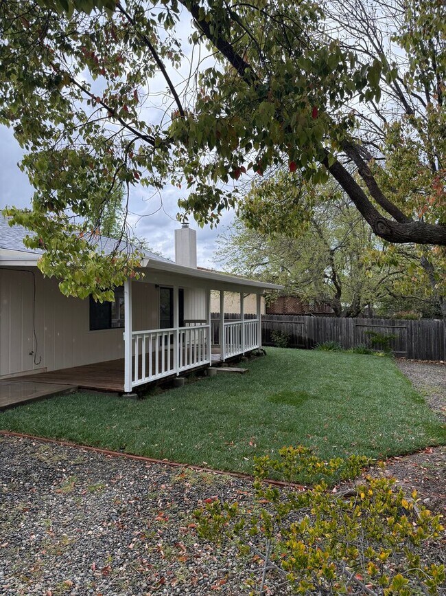 Building Photo - 3-bedroom, 2-bathroom home in great neighborhood!