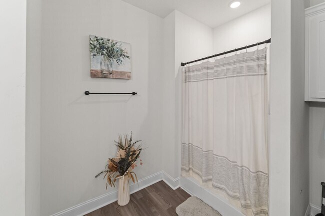 Building Photo - Comfort & Style Meet in This Beautiful 4 Bedroom Midway Home