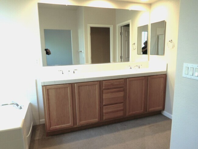 Building Photo - Gorgeous Golden Valley aHome