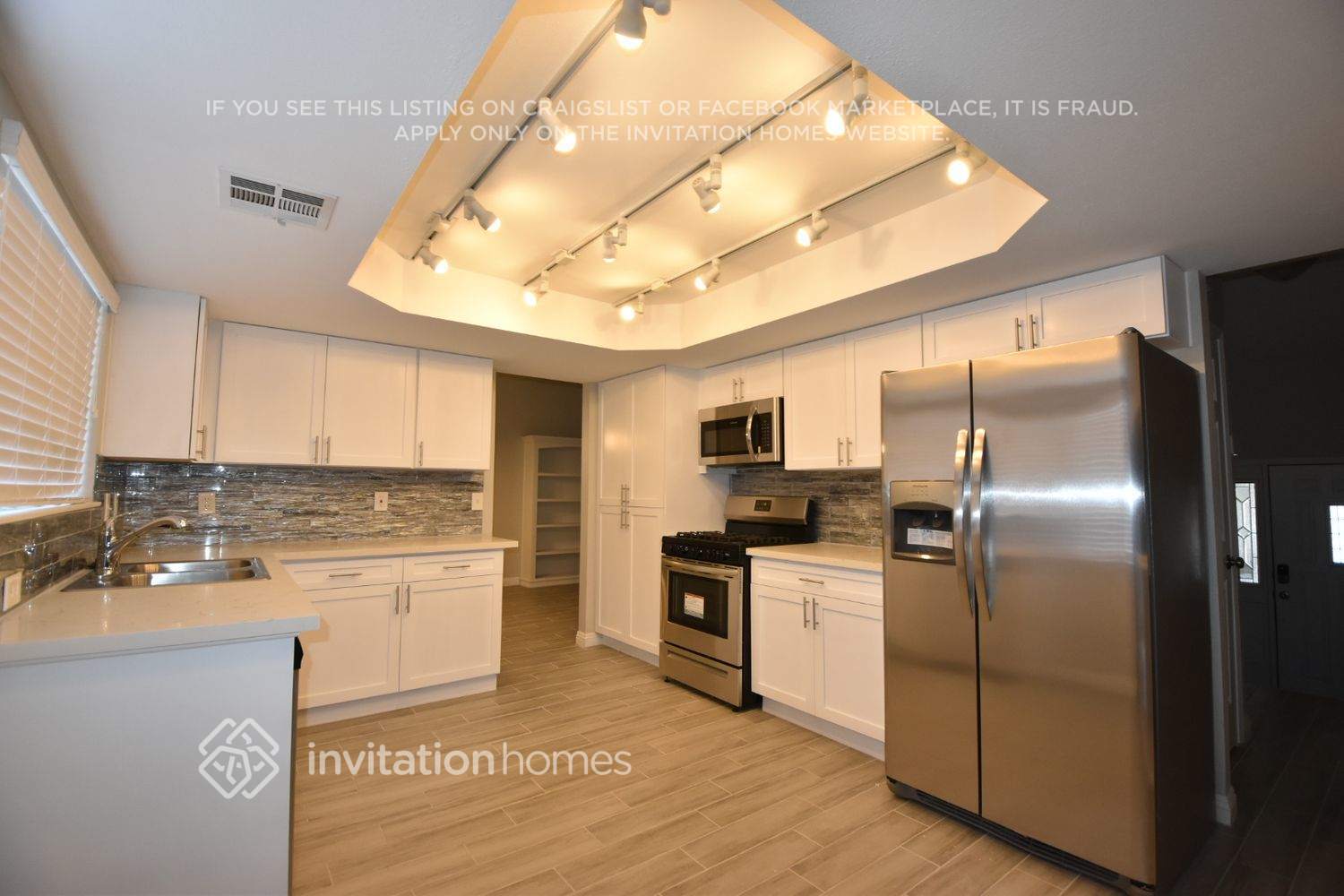 Building Photo - 7517 W Gilmore Ave