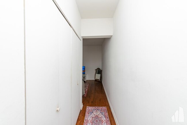 Building Photo - 1 bedroom in Chicago IL 60657