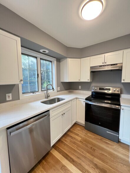 Primary Photo - 66 Murdock St