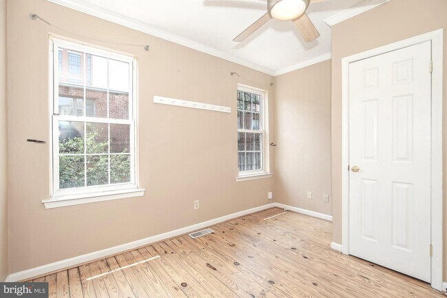 Building Photo - 225 Parker St NE