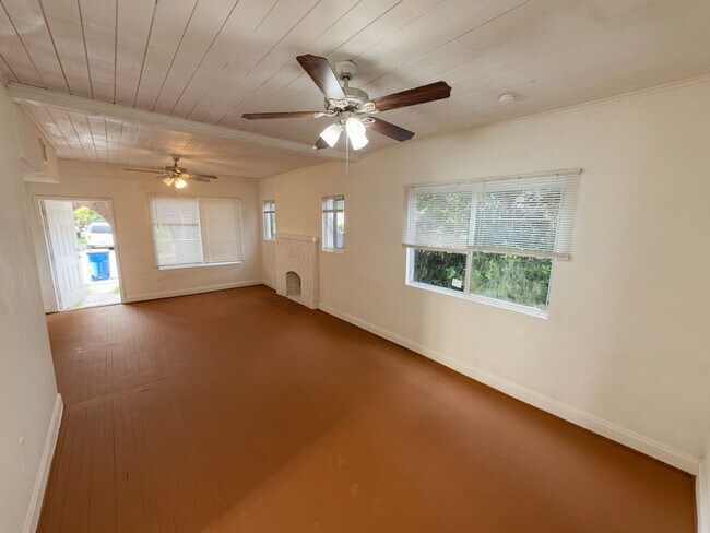 Building Photo - 1154 W 25th St