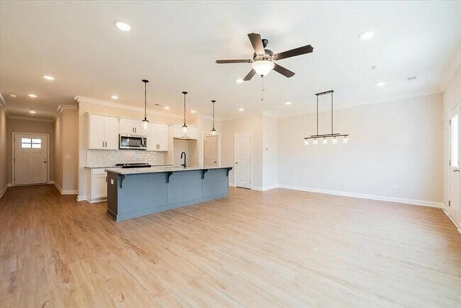 Building Photo - 121 Priestwood Ln