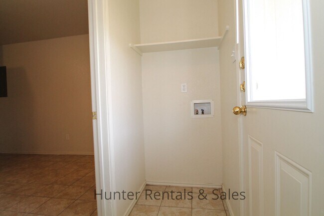 Building Photo - Small Town Living!