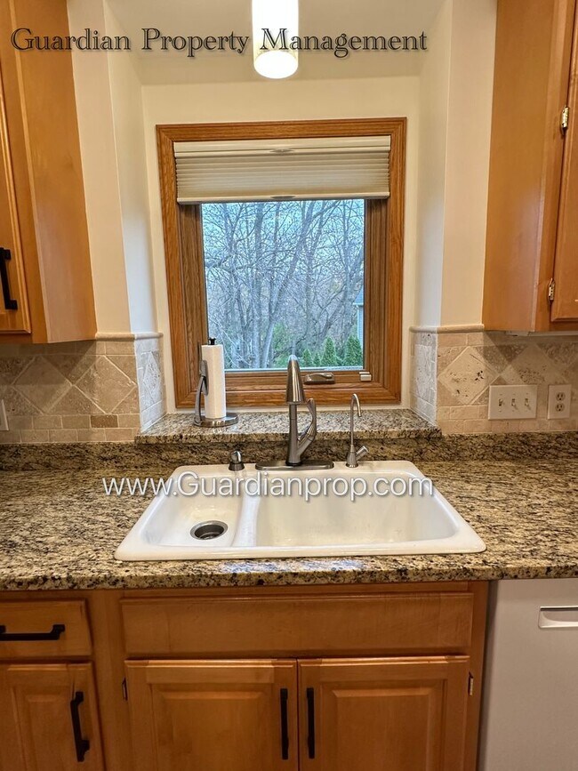 Building Photo - Well Maintained Prior Lake SFH, Large Deck, Fireplace, 2 Car Attached Garage