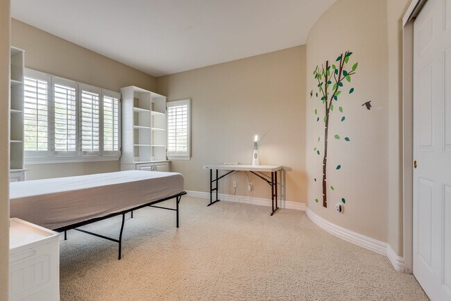Building Photo - Luxurious, Entertainers Dream 4 Bedroom Home