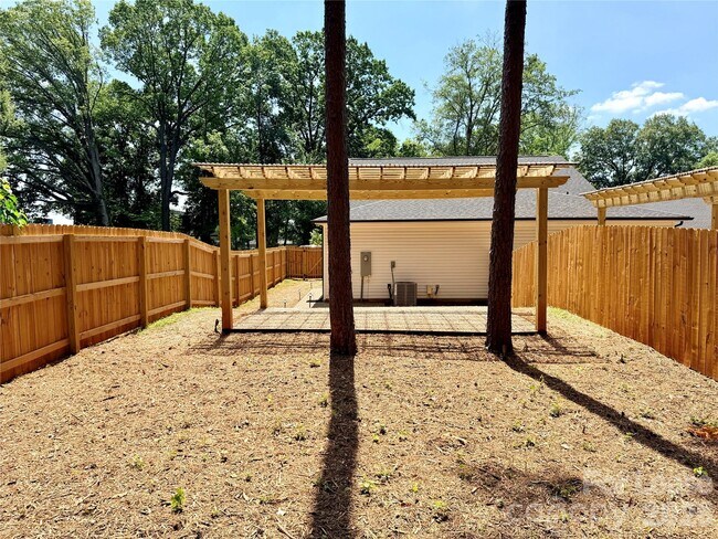 Building Photo - 525 N Linwood Ave