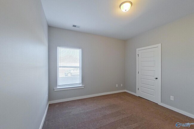 Building Photo - 204 White Oak Cir