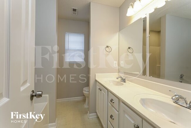 Building Photo - 940 Londonderry Dr