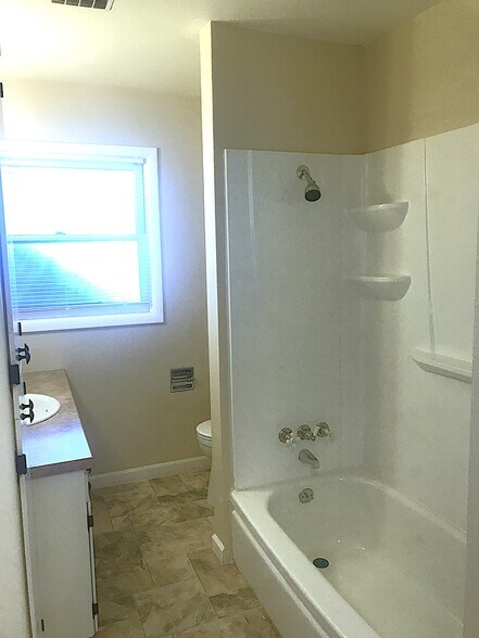 Building Photo - 833 SE 80th Ave