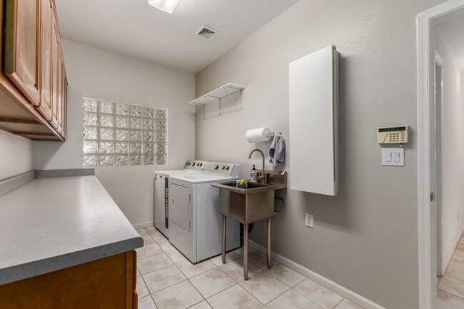 Building Photo - Long term rental in Oakwood with private pool