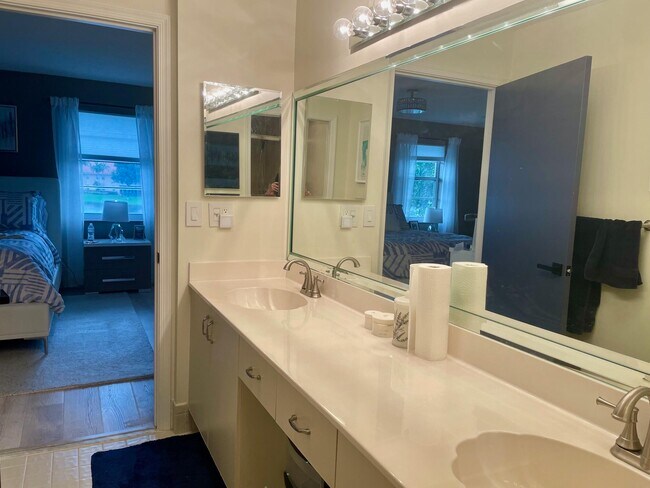 Building Photo - 9709 Shadybrook Dr