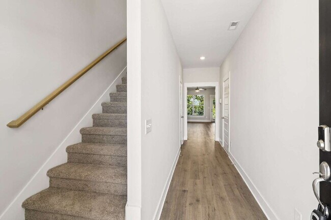 Building Photo - "Charming 3-Bed Townhouse Retreat with 2.5 Baths in Hendersonville's Heart!"