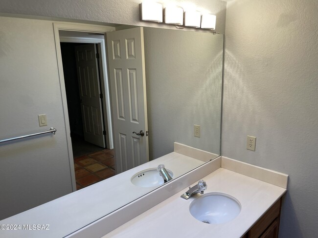 Building Photo - 5380 N Calle Del Rocio