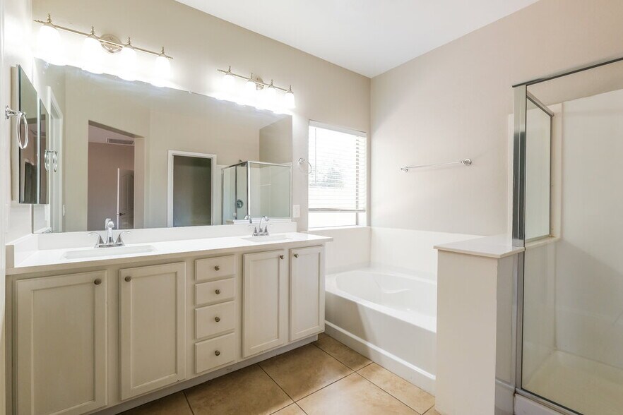 Building Photo - 105 N 108th Dr