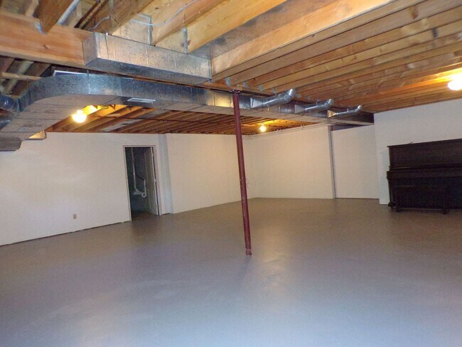 Building Photo - Move-In Ready Home Across from Ski Hill