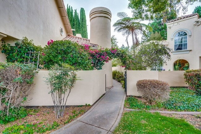 Building Photo - Lovely and spacious 3BR 2.5BA townhouse in...