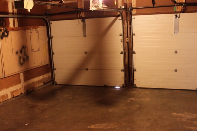 Building Photo - Updated 4 Bedrooms/2 Full Baths /2 Living Areas/2-car Garage