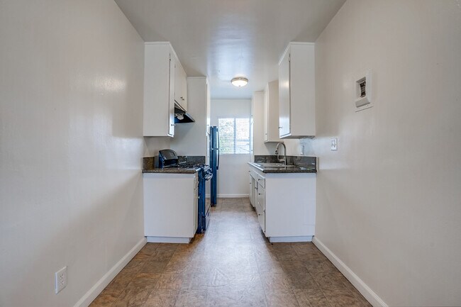 Building Photo - Apartment Building in Park Mesa Heights with Laundry On-Site and Parking