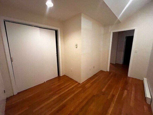 Building Photo - 452 Park Dr