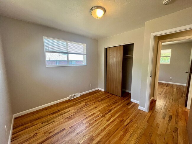 Building Photo - ** Move in Special** Spacious 3 bedroom, 1 bath Lakewood duplex with fenced in backyard available!