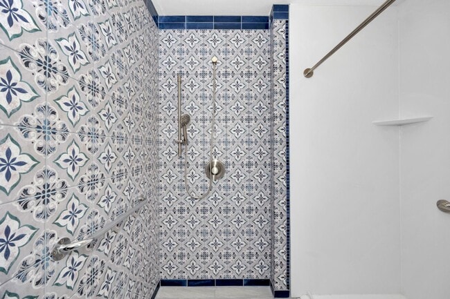 Building Photo - Spacious & Charming in Scottsboro!