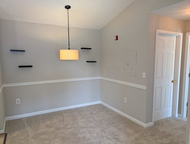 Building Photo - Bright Townhome Living in Convenient Leesburg Location